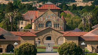 Lo que cuesta estudiar en la Universidad de Stanford y cuánto gana un egresado