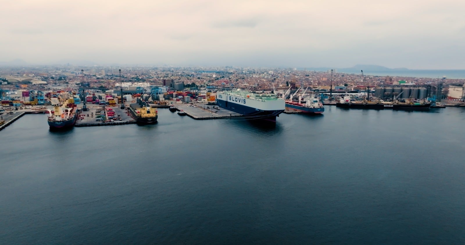 El MN Glovis Leader puede transportar hasta 10,800 vehículos. (Foto: APM Terminals).