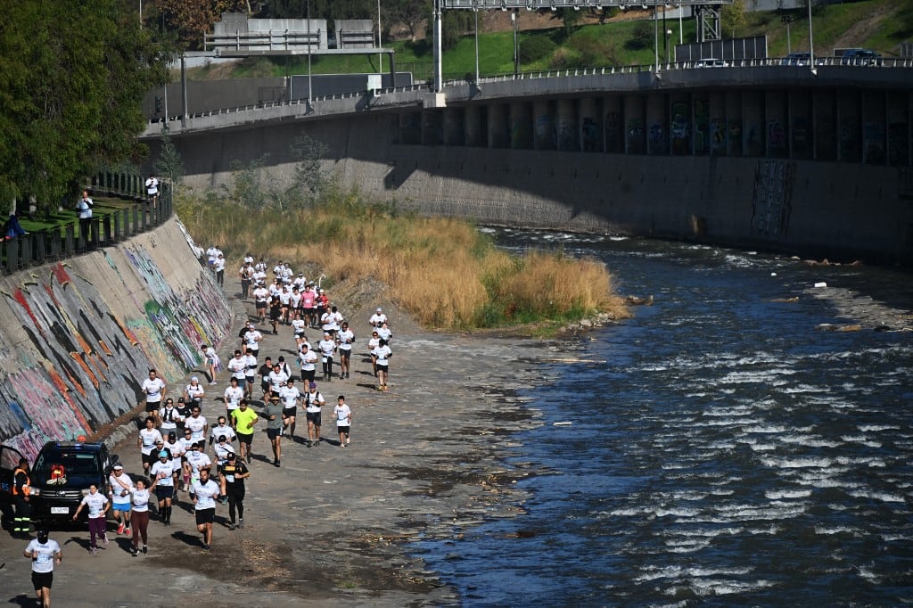 Corredores participan en una carrera a lo largo de las orillas del río Mapocho en Santiago el 17 de mayo de 2026. (Foto de RODRIGO ARANGUA / AFP)