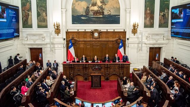 Fitch desestima impacto de plebiscito constitucional de Chile, mantiene calificación