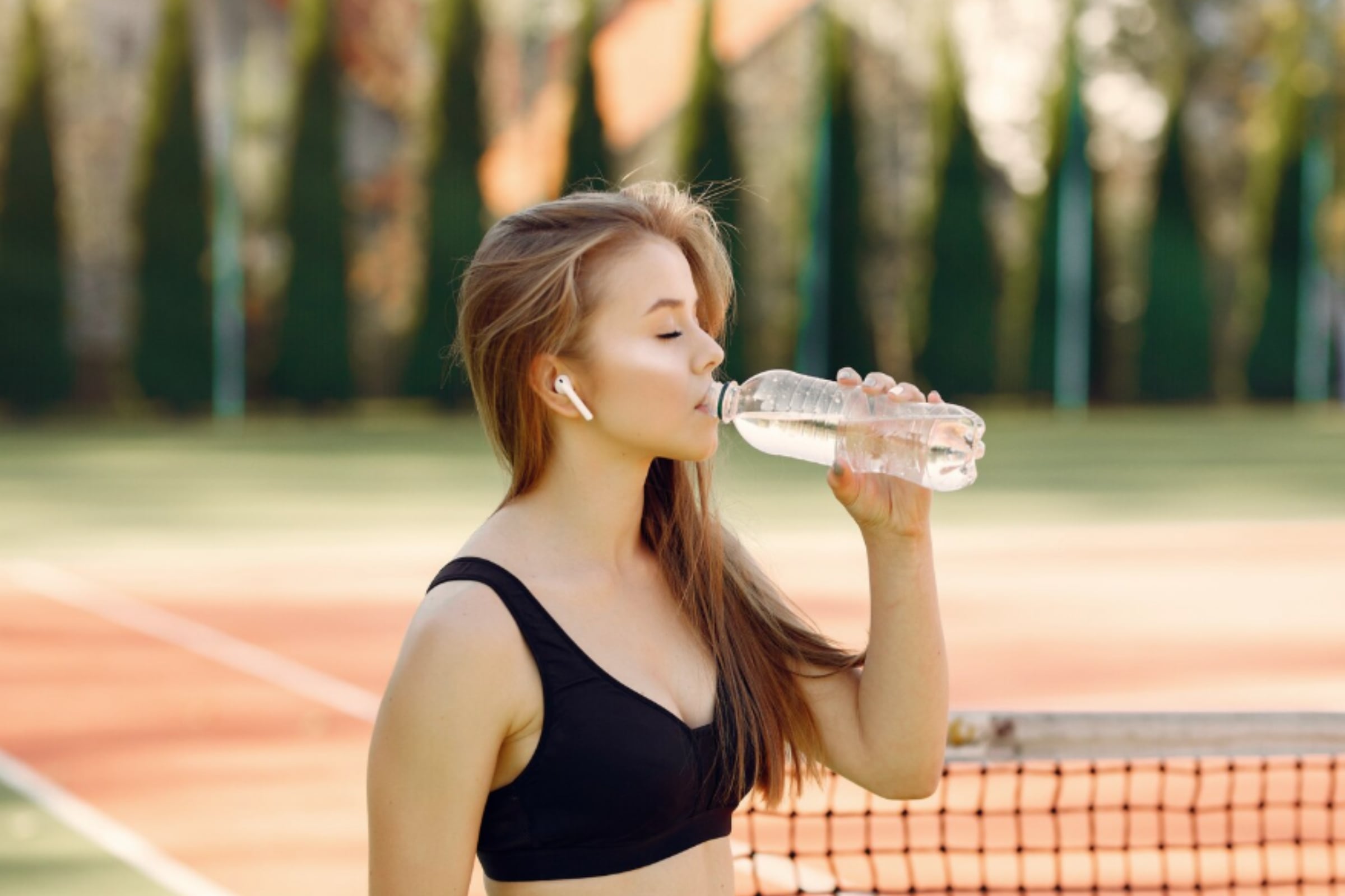Los profesionales de salud recomiendan hidratarse bastante en épocas de calor extremo. (Crédito: Magnific / Imagen referencial)
