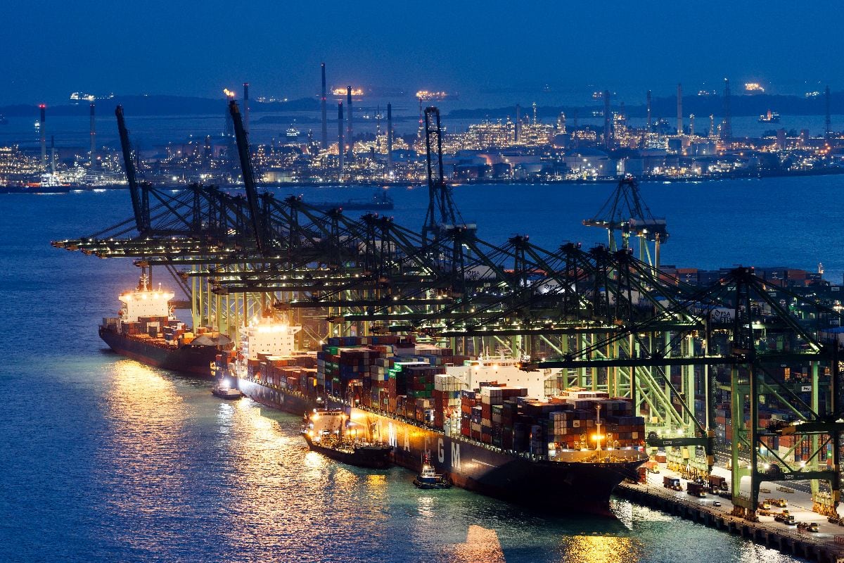 Grúas pórtico y contenedores de envío en la terminal de PSA International Pte Ltd. en Pasir Panjang al atardecer en Singapur, el domingo 1 de febrero de 2026. Fotógrafo: SeongJoon Cho/Bloomberg
