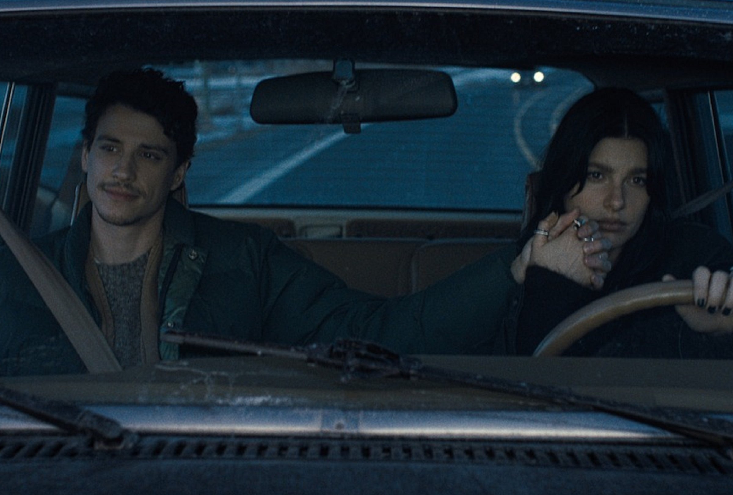 Adam DiMarco asume el rol de Nicky Cunningham y Camila Morrone asume el rol de Rachel Harkin en la serie de terror "Algo terrible está a punto de suceder" (Foto: Netflix)