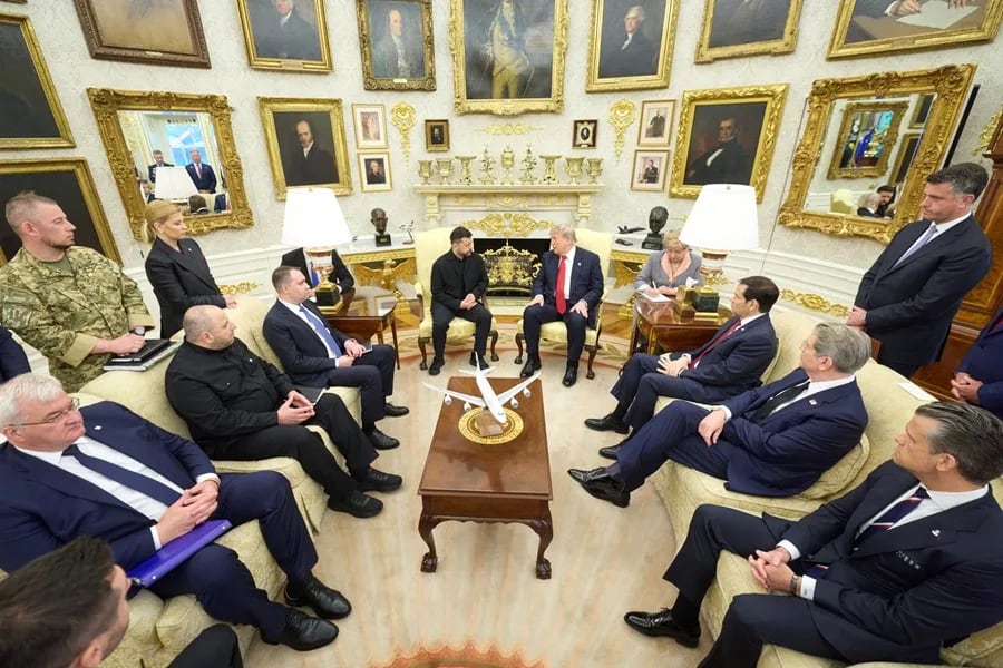 Fotografía difundida en la cuenta en X @ZelenskyyUa del presidente de Ucrania, Volodímir Zelenski (c-i), de él junto a su homólogo de EE.UU., Donald Trump, este martes, en una reunión en la Casa Blanca, en Washington (EE.UU.). EFE/@ZelenskyyUa