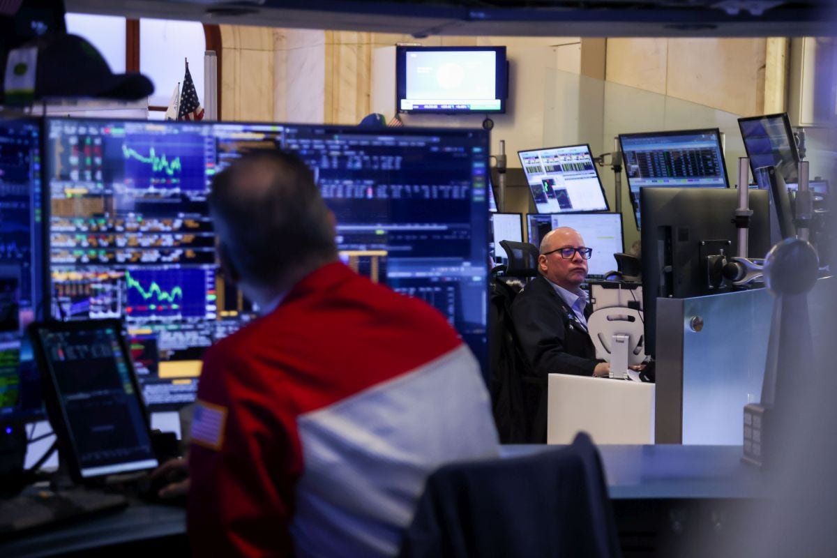 El índice de 30 acciones —integrado por nombres conocidos como Goldman Sachs Group Inc., Coca-Cola Co. y JPMorgan Chase & Co.— trepó 2.2% hasta 50,014.81 puntos a las 2:24 p.m. en Nueva York. El indicador acumula un alza del 4% en lo que va del año, superando a todos los principales índices accionarios de EE.UU. En la imagen, traders trabajan en el parqué de la Bolsa de Valores de Nueva York.