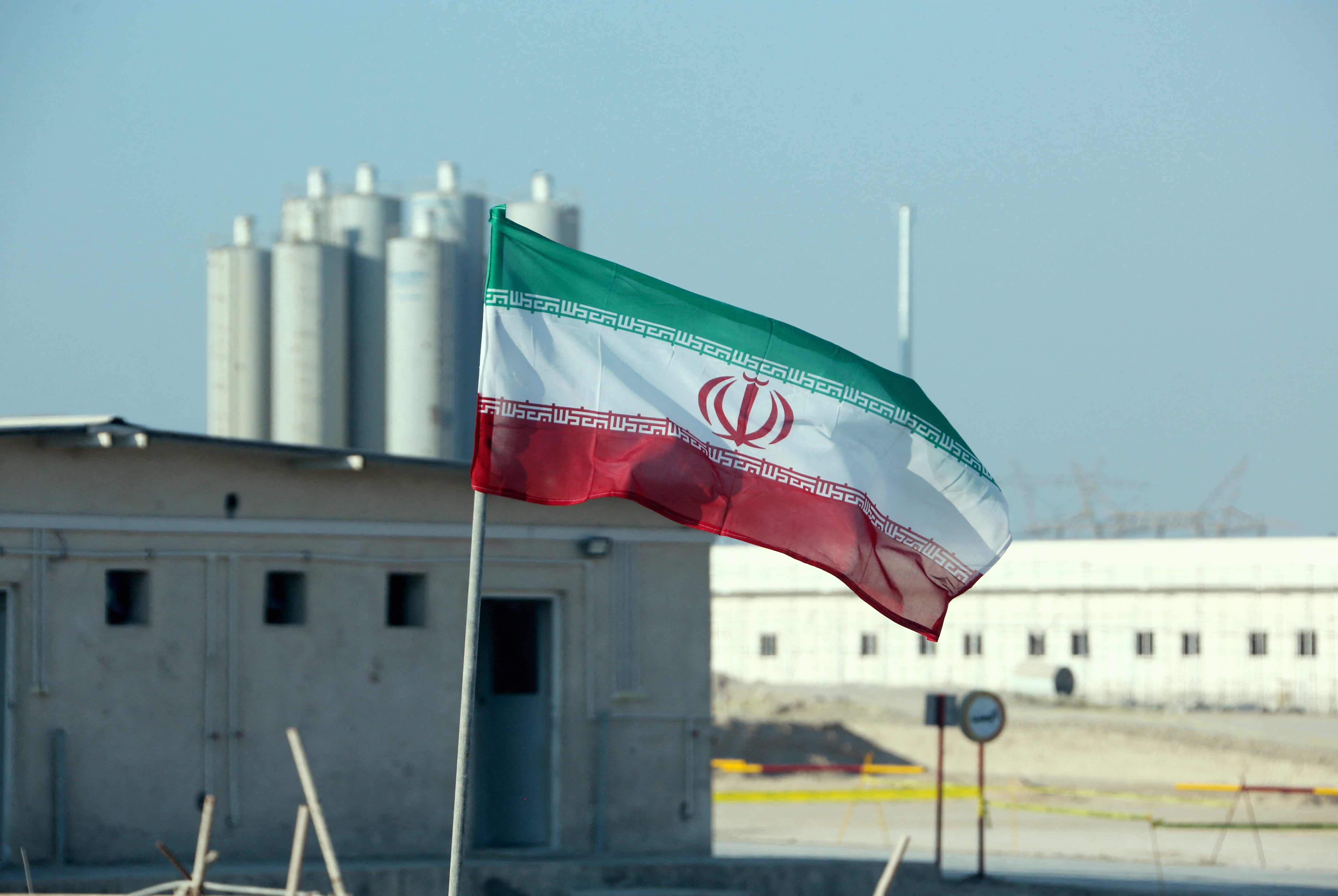 Esta foto del 10 de noviembre del 2019 muestra una bandera de Irán en la central nuclear de Bushehr, durante la ceremonia oficial de inicio de las obras de un segundo reactor. (Foto de ATTA KENARE / AFP).
