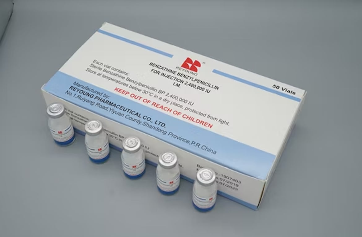 Reyoung ofrece una amplia gama de productos farmacéuticos, incluyendo tabletas, cápsulas, gránulos, ingredientes activos estériles, entre otros.
