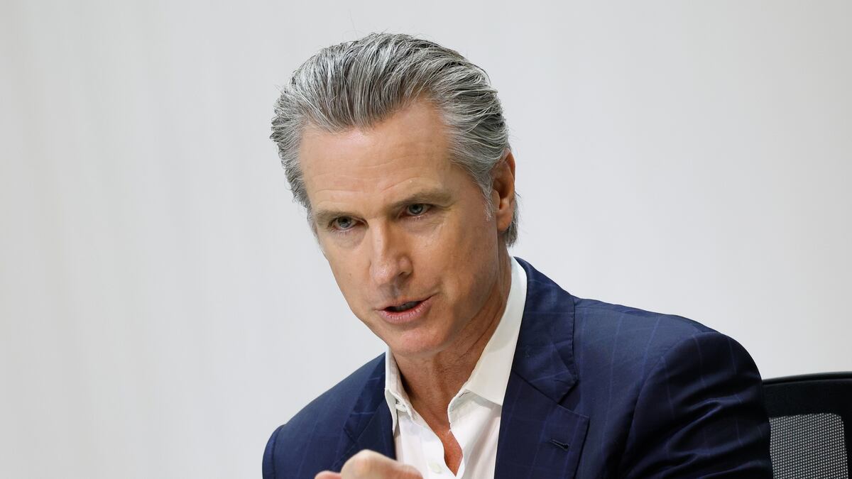 Newsom ya firmó la AB 1778: así cambiarán las reglas sobre la testosterona en California si cambia su clasificación federal