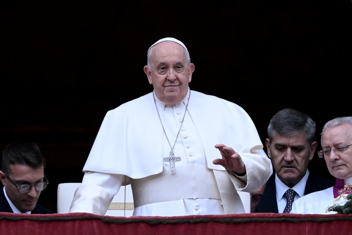 El papa Francisco llega para la bendición navideña Urbi et Orbi en la Plaza de San Pedro en el Vaticano el 25 de diciembre de 2023. (Foto de Tiziana FABI / AFP).