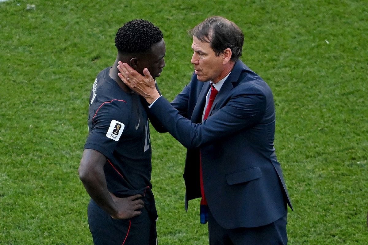 Balogun, de Estados Unidos (a la izquierda), conversa con el seleccionador belga Rudi Garcia tras el partido de octavos de final disputado el 6 de julio.