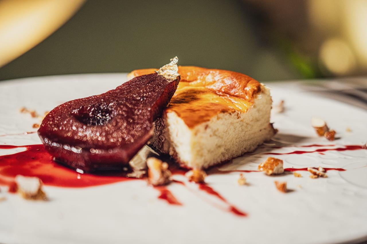 Splash di pere rosse: Tarta de queso horneada, pera al vino tinto y almendras caramelizadas.