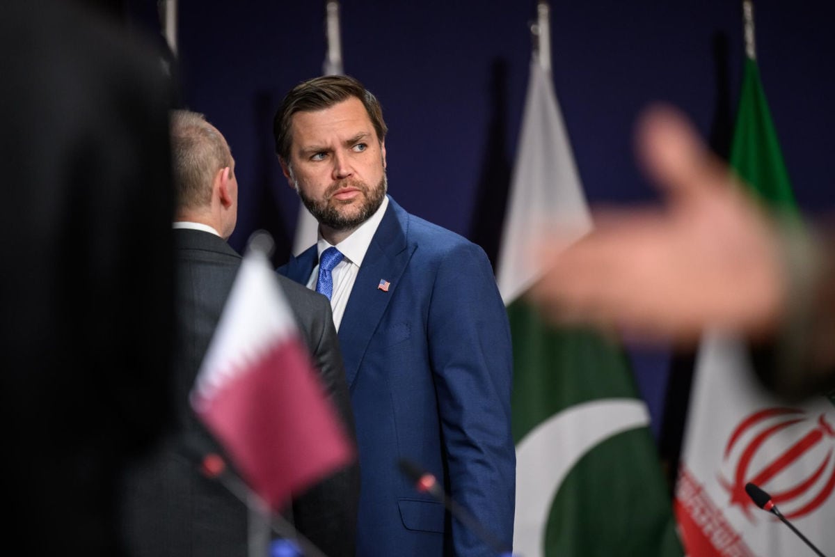 El vicepresidente de Estados Unidos, JD Vance, interviene antes de una reunión cuadrilateral en el Buergenstock Resort, en Obbuergen, cerca de Lucerna, Suiza, el 21 de junio de 2026. Foto: EFE/EPA/FABRICE COFFRINI / POOL