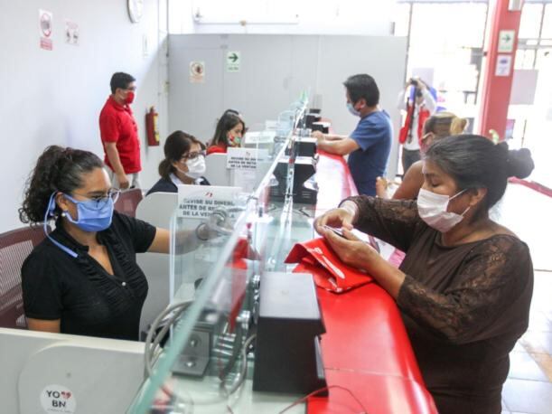 Pensionistas retiran su dinero a través de ventanillas (Foto: Andina)