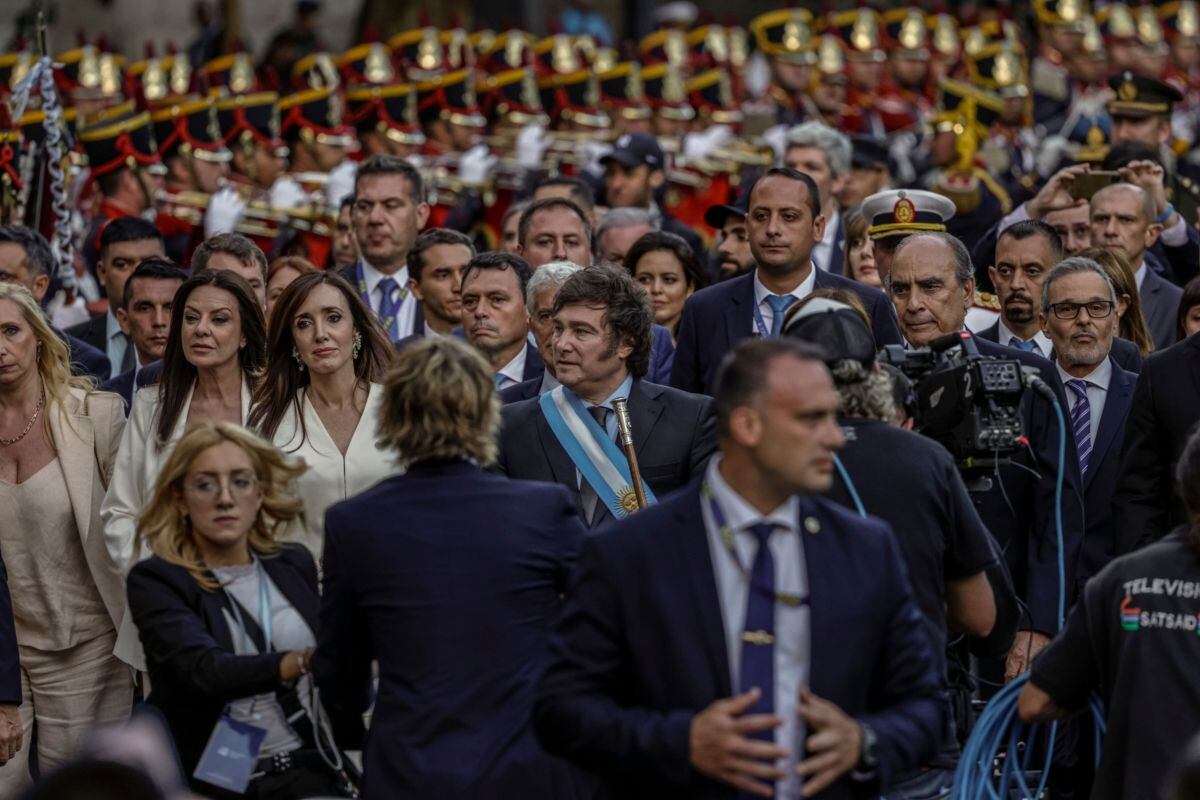 Javier Milei, presidente de Argentina, centro, llega con Victoria Villarruel, vicepresidenta de Argentina, tercera a la izquierda, para una ceremonia interreligiosa en la Catedral Metropolitana de Buenos Aires, Argentina, el domingo 10 de diciembre.