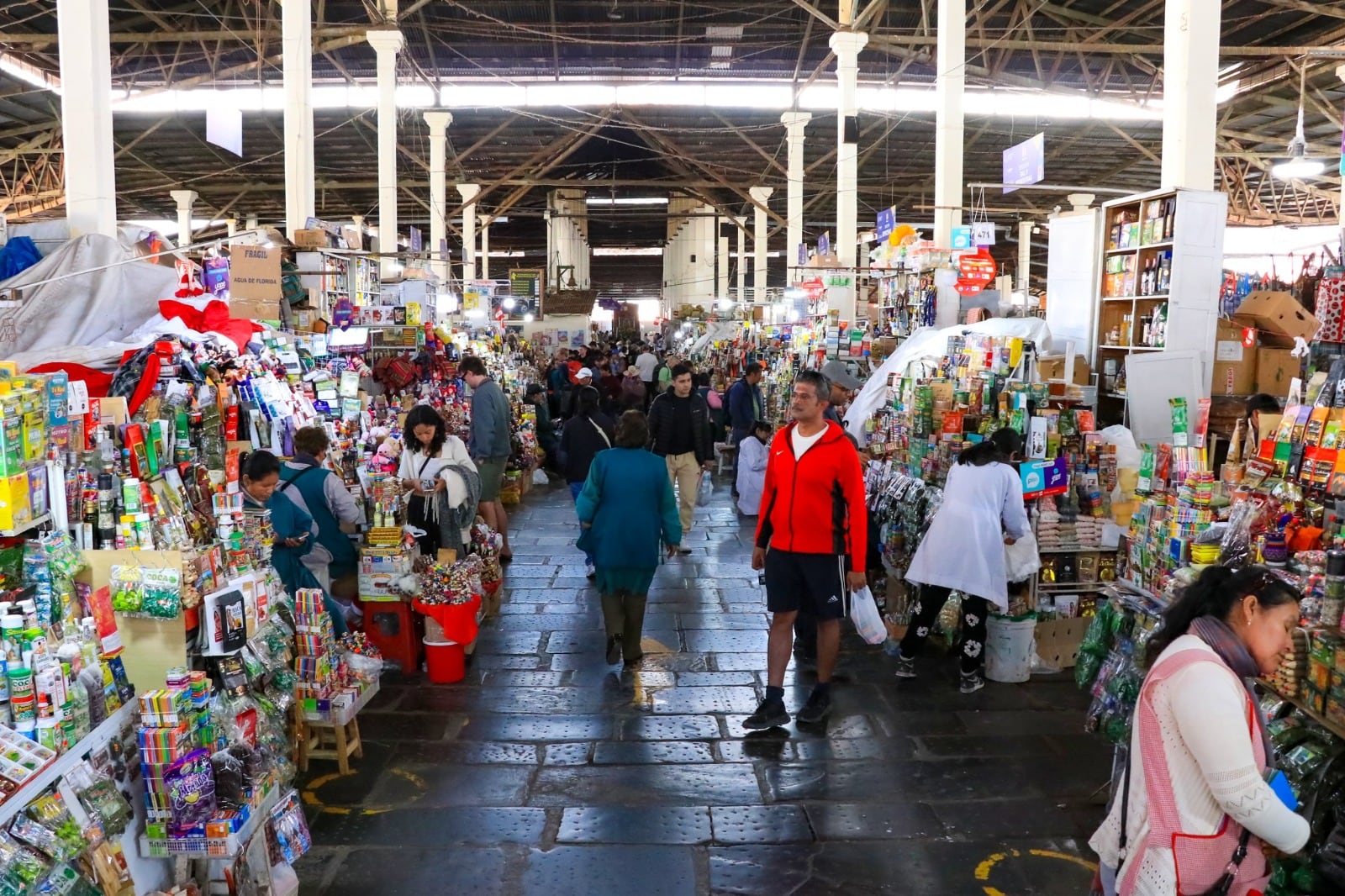 La preferencia por las marcas locales se afianza en el canal tradicional fuera de Lima, donde el 71% de los peruanos confía más en un negocio o producto de su propia zona que en una gran corporación. (Foto: Archivo)