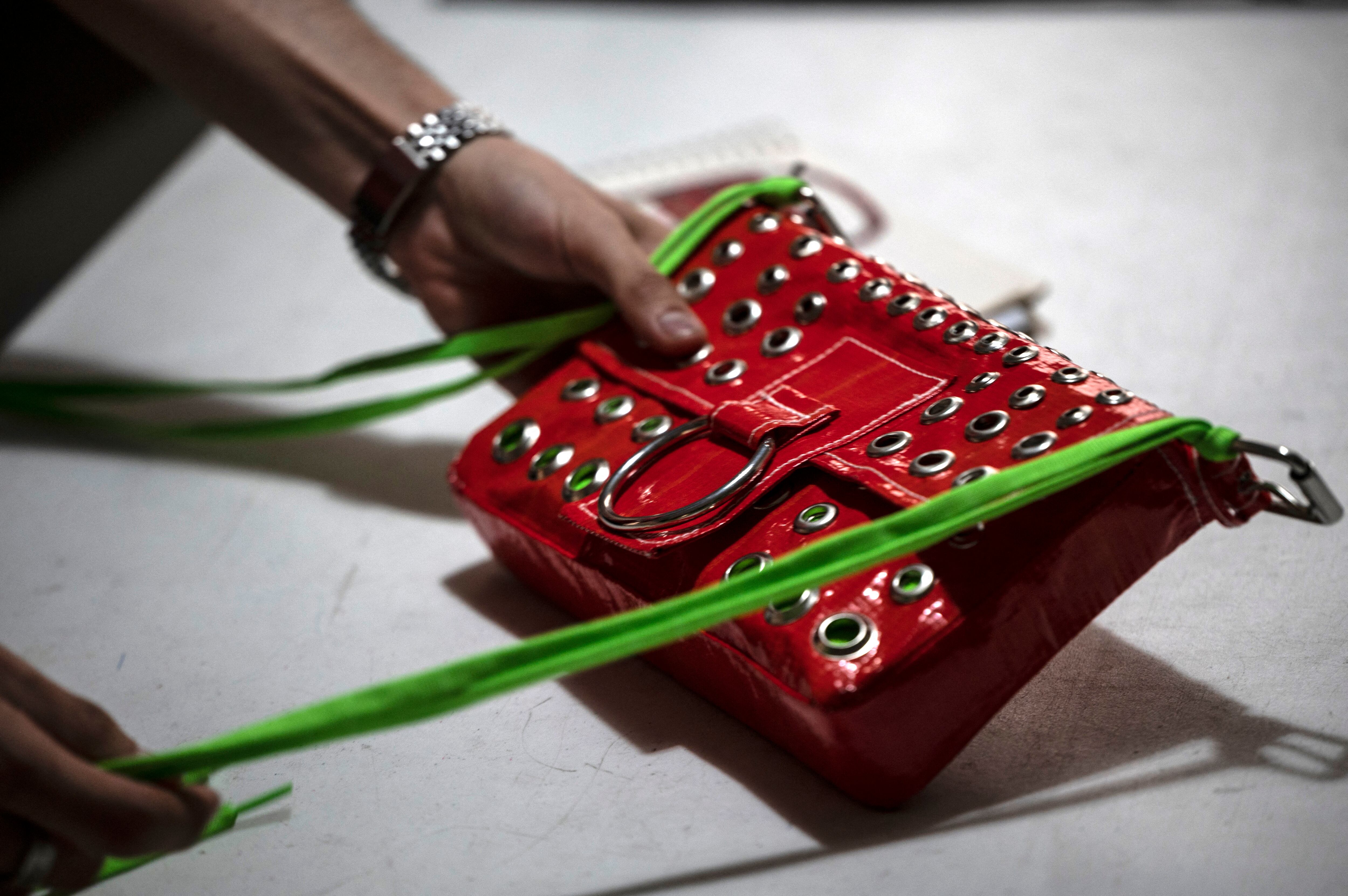 Un diseñador mexicano encontró una oportunidad de negocio, respetuosa con el medio ambiente, en las miles de toneladas de basura que dejó la reciente campaña electoral en su país. Gorras y bolsos con el rostro de la presidenta electa Claudia Sheinbaum o su rival Xóchitl Gálvez son parte de la colección que Mizael Perea realizó con lonas y pancartas recolectadas en las calles de la Ciudad de México | (Photo by Yuri CORTEZ / AFP)