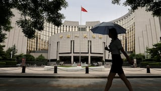 China sube requisitos de reservas de divisas para bancos ante fuerza del yuan