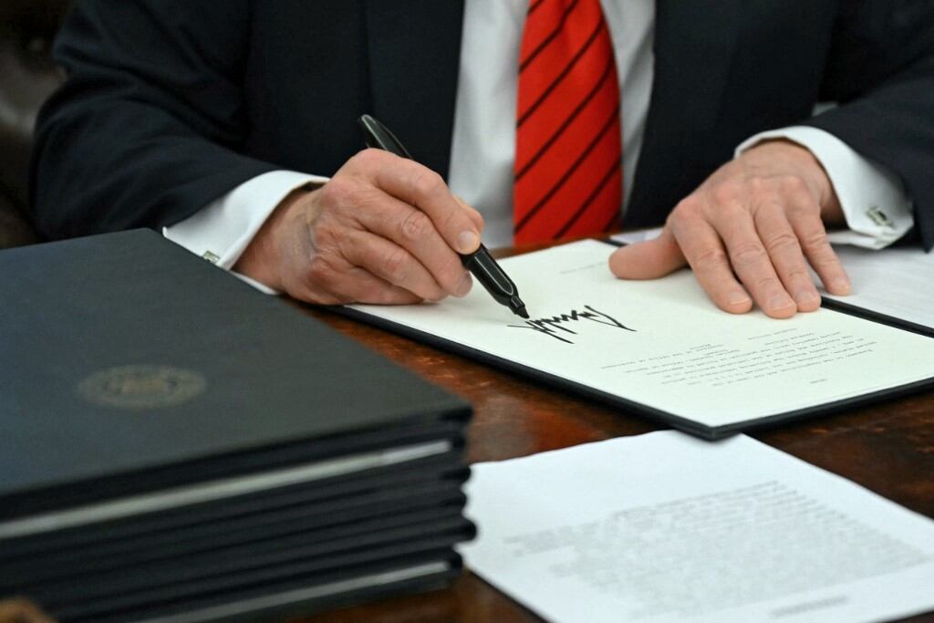 El presidente de Estados Unidos, Donald Trump, firma una orden ejecutiva en la Oficina Oval de la Casa Blanca el 10 de febrero de 2025, en Washington, DC. (Foto de ANDREW CABALLERO-REYNOLDS / AFP)