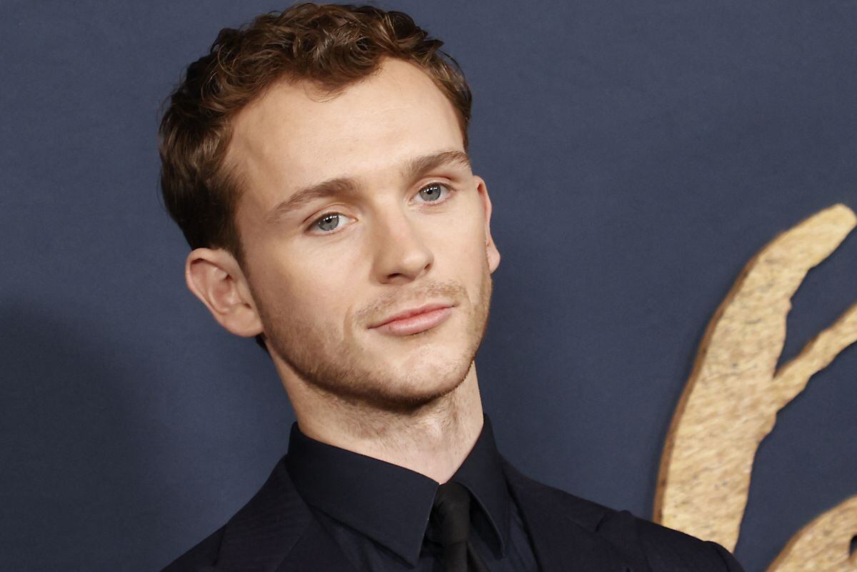 El actor Harry Lawtey llega al estreno de "The Pale Blue Eye" en el teatro DGA de Los Ángeles, California, el 14 de diciembre de 2022 (Foto: Michael Tran / AFP)