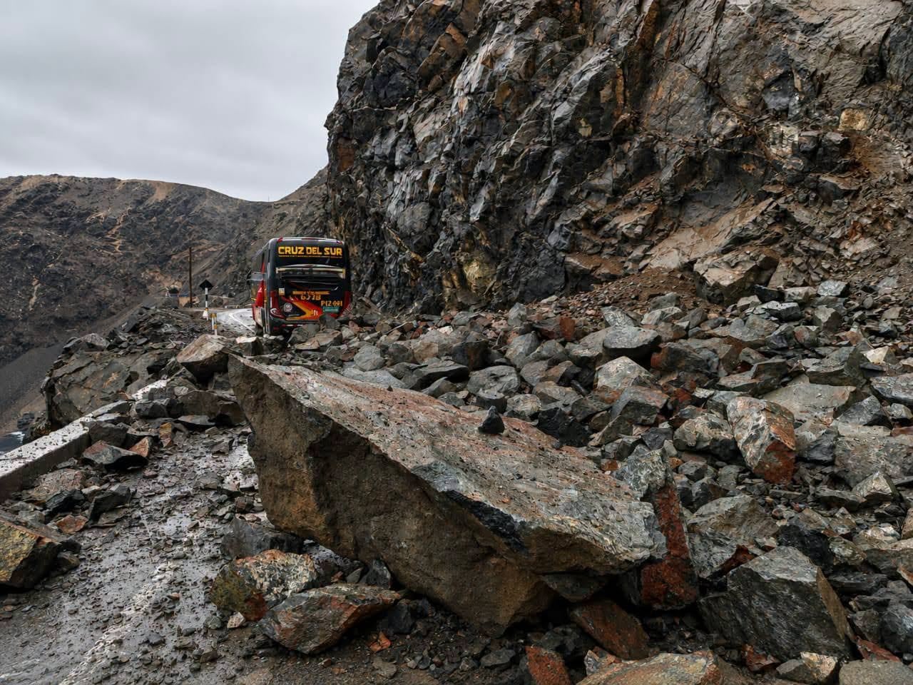 Desprendimiento de rocas dañó el bus de pasajero interregional en la Panamericana Sur. (Foto: Difusión)