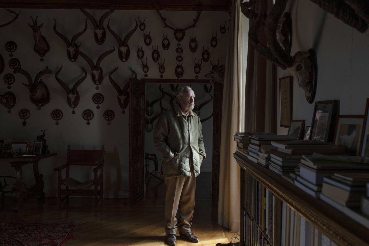 El marqués de Valdueza Alonso Álvarez de Toledo en su castillo de Ávila, donde guarda cientos de trofeos como testimonio de la secular pasión de su familia por la caza.
