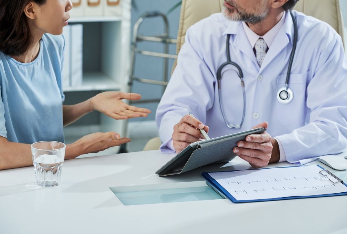 La ley SB-525 aplica aumentos graduales según el tamaño y ubicación del centro médico (Foto: Freepik)