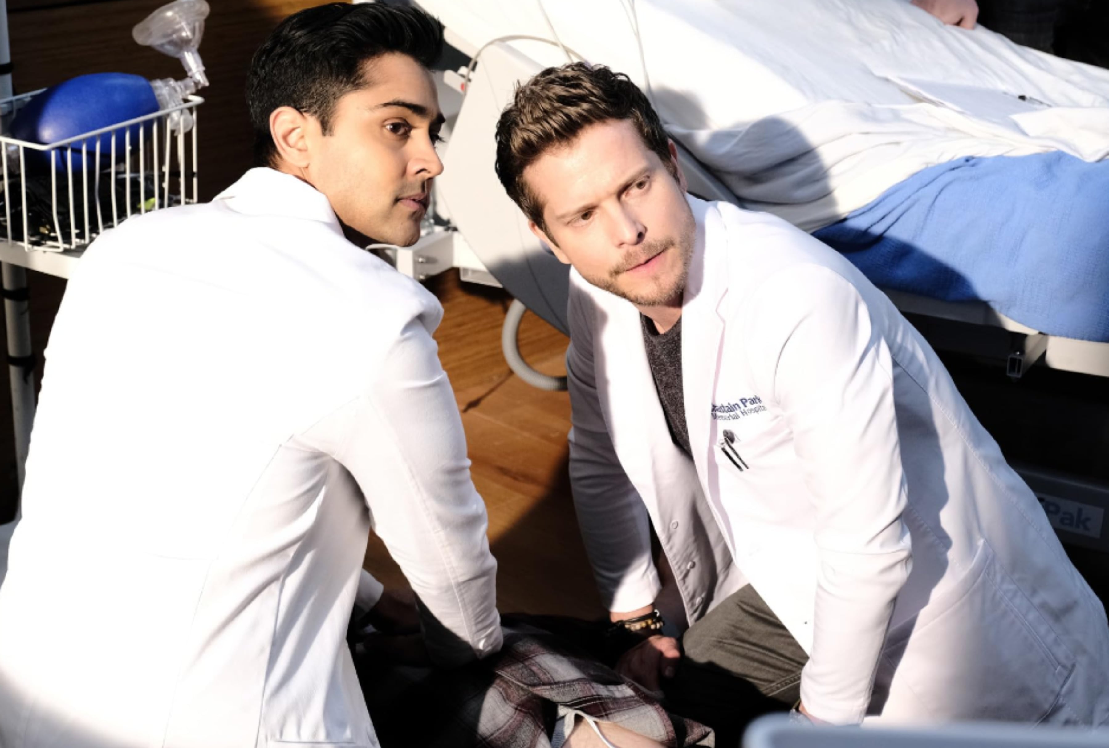 Matt Czuchry y Manish Dayal como Conrad Hawkins y Devon Pravesh, respectivamente, en la serie "The Resident" (Foto: Fuqua Films)