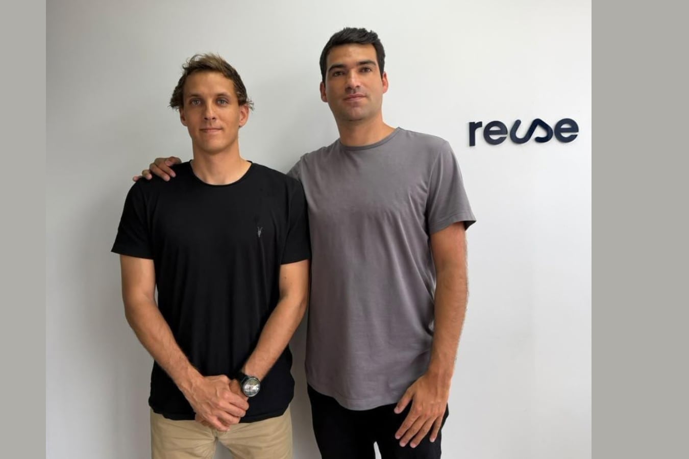 Los fundadores de la empresa de tecnología reacondicionada Reuse son José Tomás Ulloa y Max Sateler (en la foto).