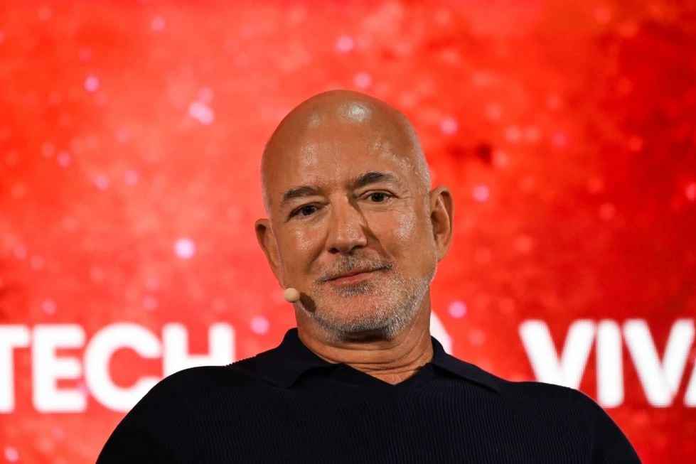 Jeff Bezos, fundador de Amazon, habla en la feria Vivatech de París, el miércoles 17 de junio de 2026 (AP Foto/Emma Da Silva, archivo)