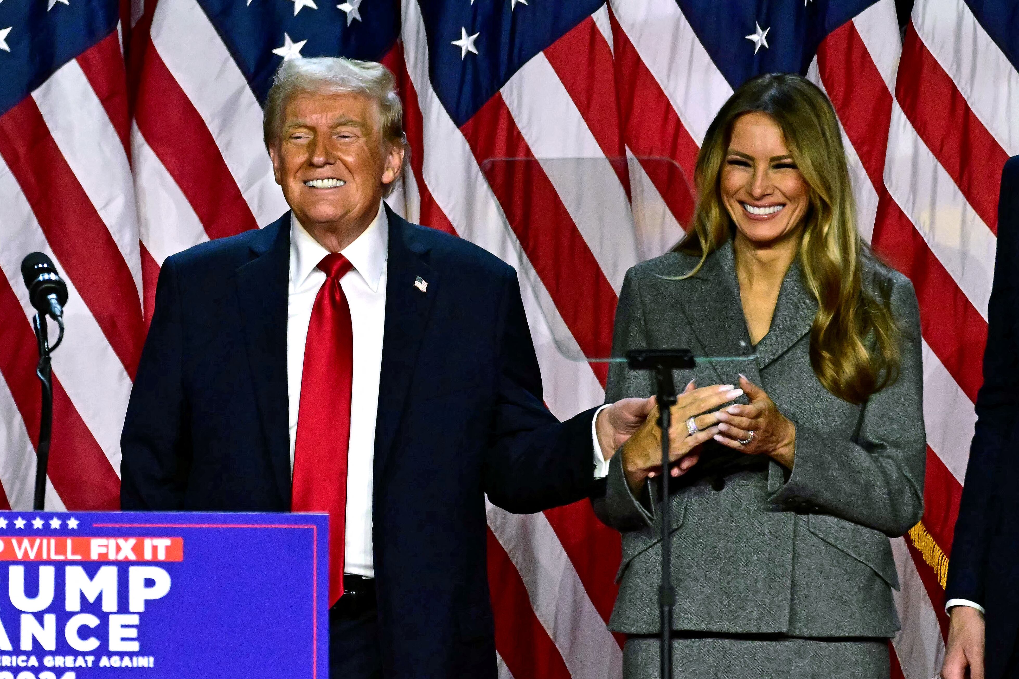 Donald Trump y Melania Trump sonríen después de hablar durante un evento de la noche de las elecciones en el Centro de Convenciones de West Palm Beach en West Palm Beach, Florida. (Foto: AFP)