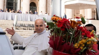 El papa León XIV recibe flores a su salida, al término de la audiencia general en la plaza de San Pedro, en el Vaticano, el miércoles 21 de octubre de 2026. (Foto AP/Gregorio Borgia)