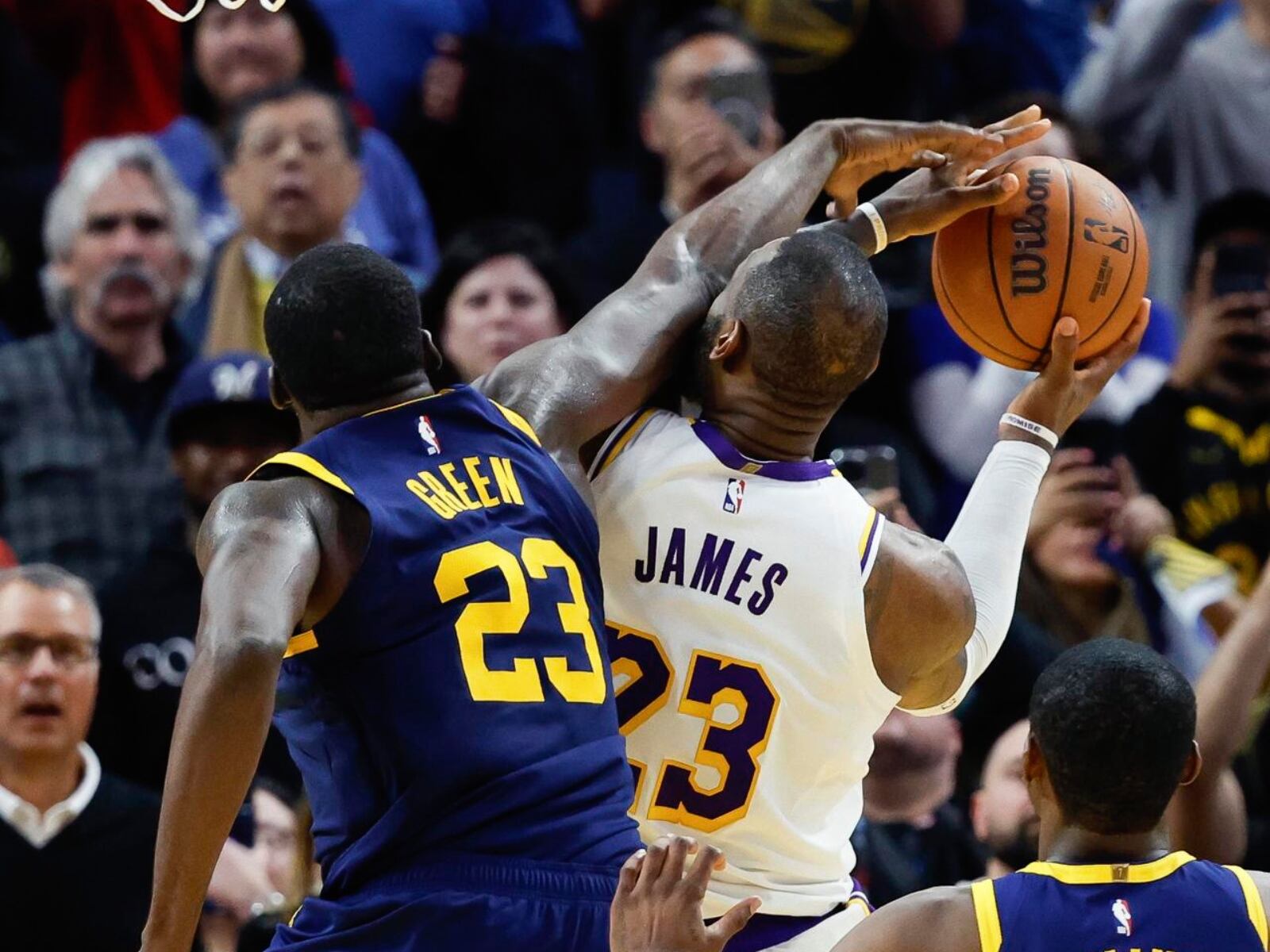 Los Ángeles Lakers sellaron una importante victoria ante los Golden State Warriors en uno de los mejores partido de lo que va del presente año en la NBA. (Foto: EFE)