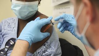 INS espera documentos de Johnson & Johnson para autorizar vacunación de sus voluntarios
