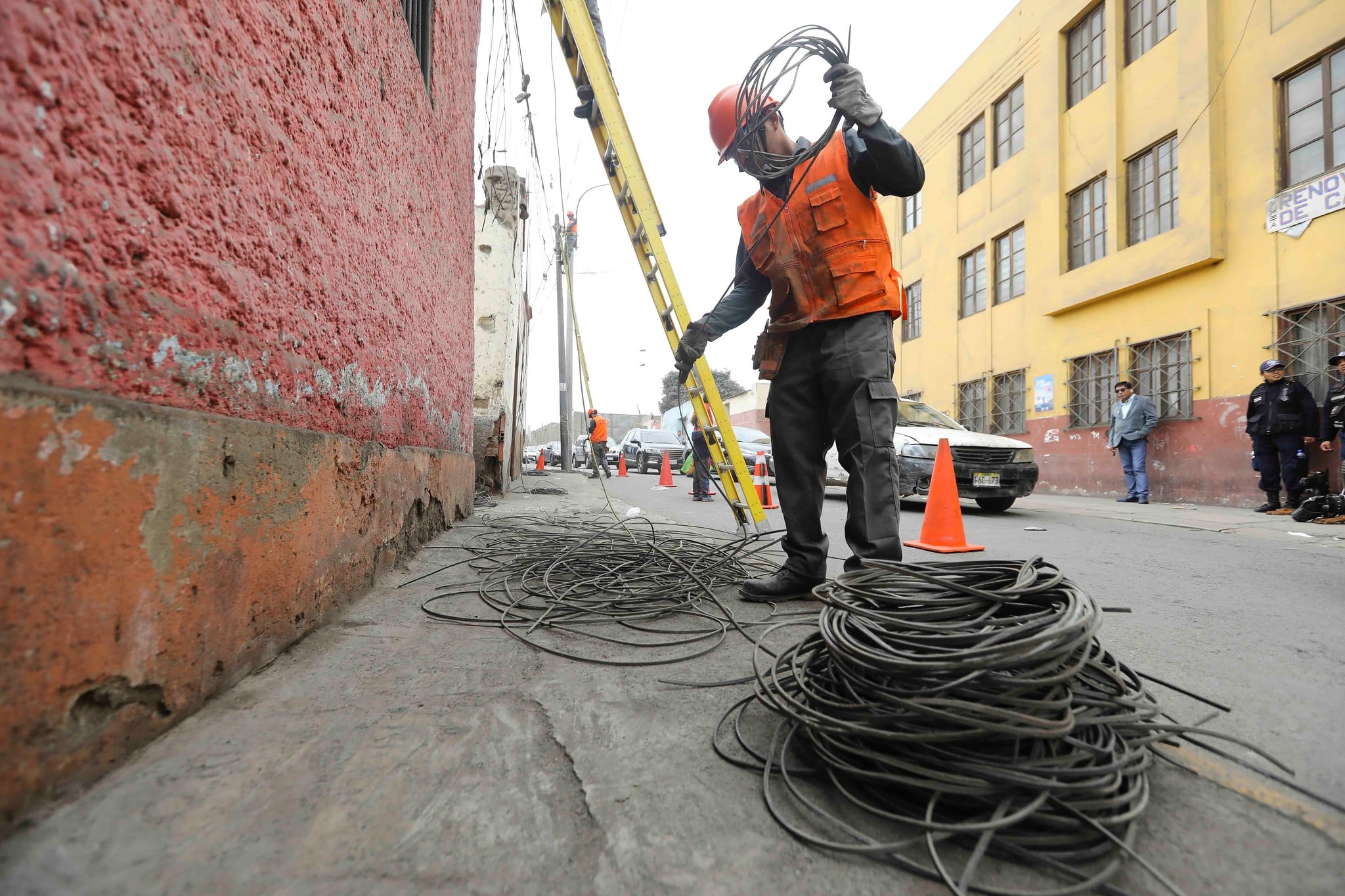 El proyecto busca el retiro de las redes de cableado aéreo en desuso o en mal estado de los servicios de electricidad y de telecomunicaciones. (Foto: MML)