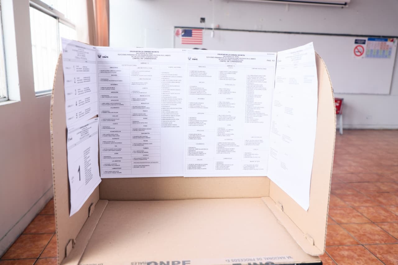 Cabina de votación instalada paras las elecciones internas por delegados de este domingo 7 de diciembre. Foto: ONPE