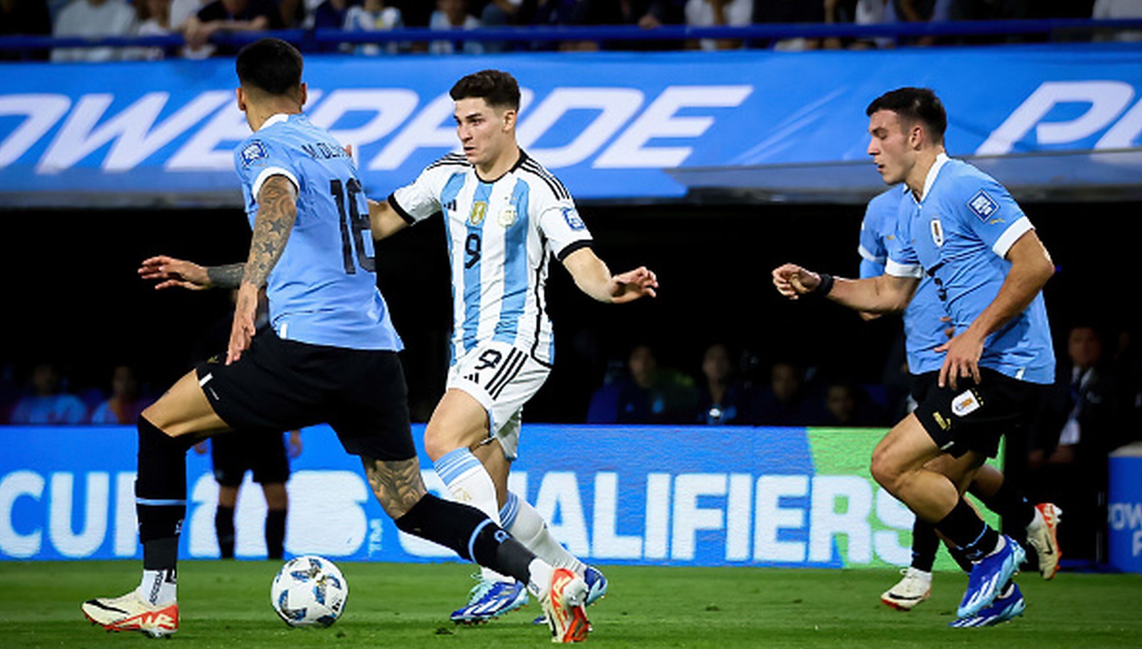 Uruguay vs. Argentina se miden este viernes 21 de marzo en el Estadio Centenario de Montevideo por la fecha 13 de las Eliminatorias 2026. (Foto: Getty Images)