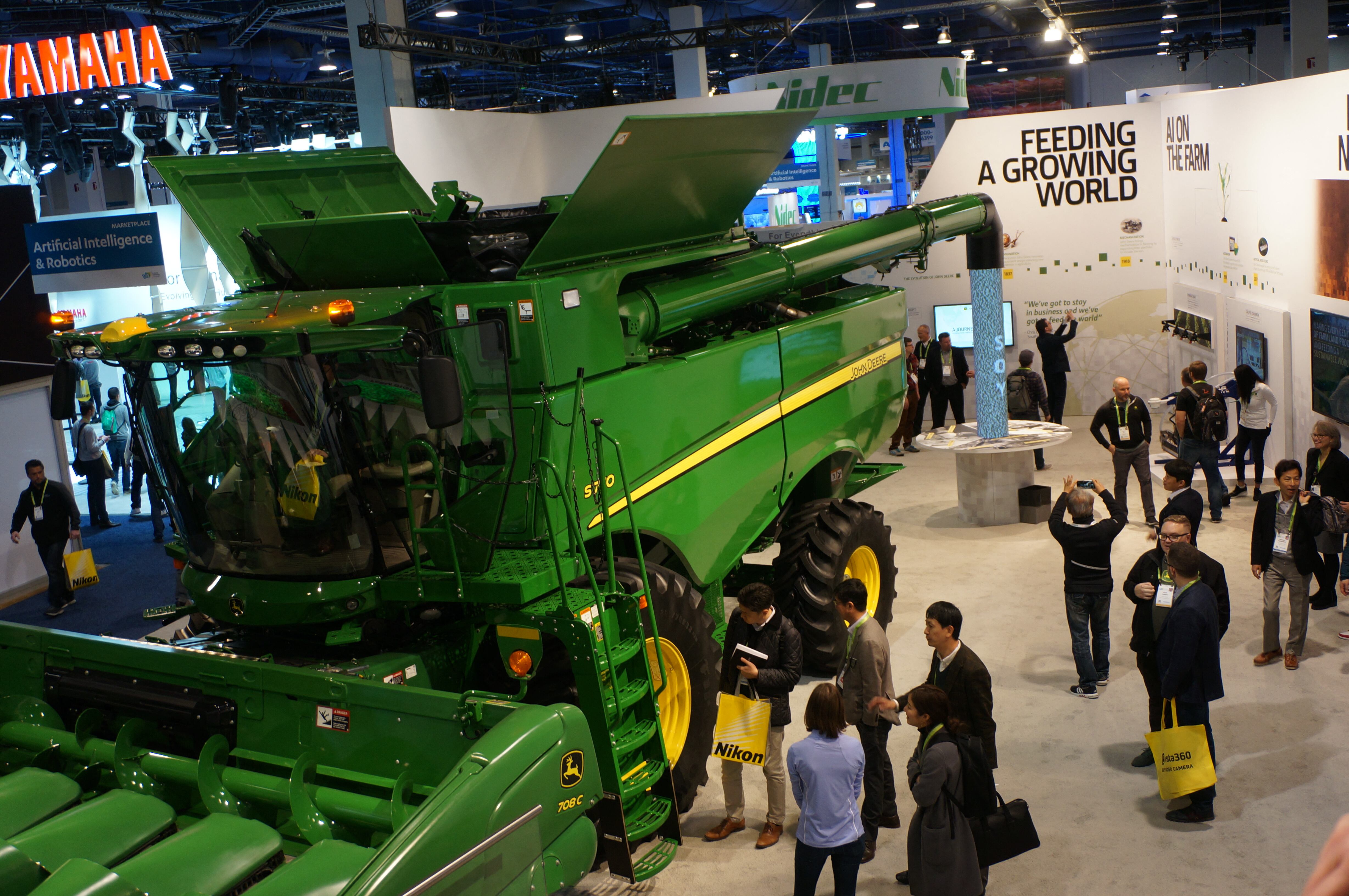 Gente mirando uno de los camiones de John Deere en Las Vegas. (Foto: AFP)