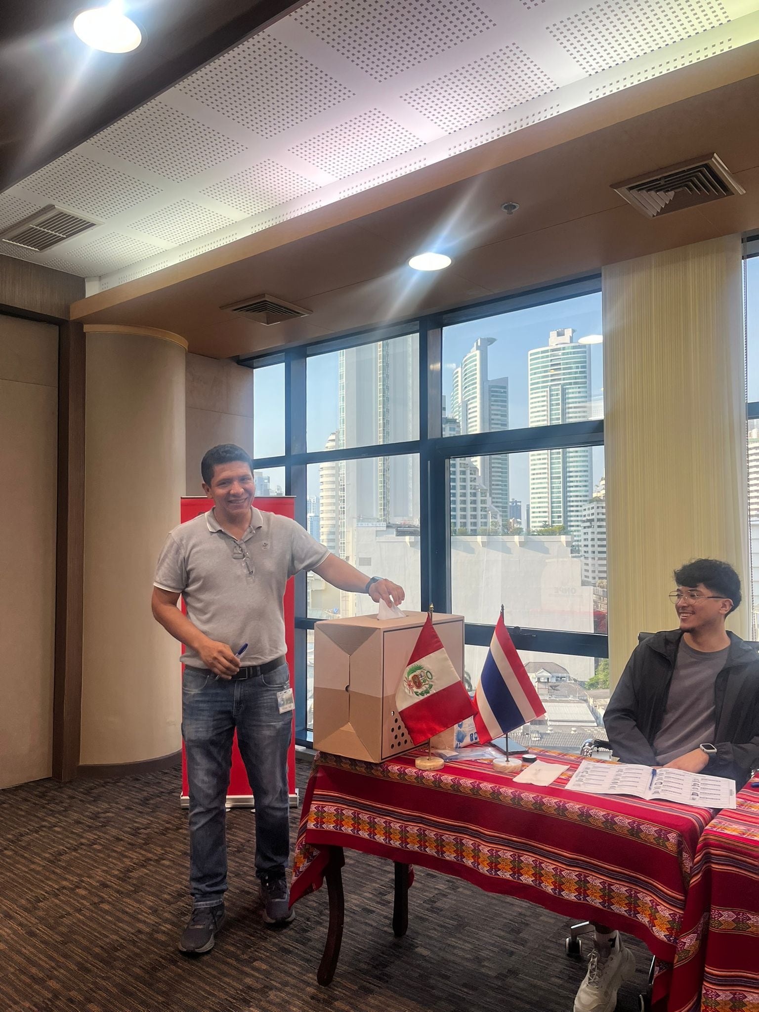 Inicio de la votación en Bangkok, Tailandia, a las 7.00pm, que cuenta con 92 electores y una mesa de votación.