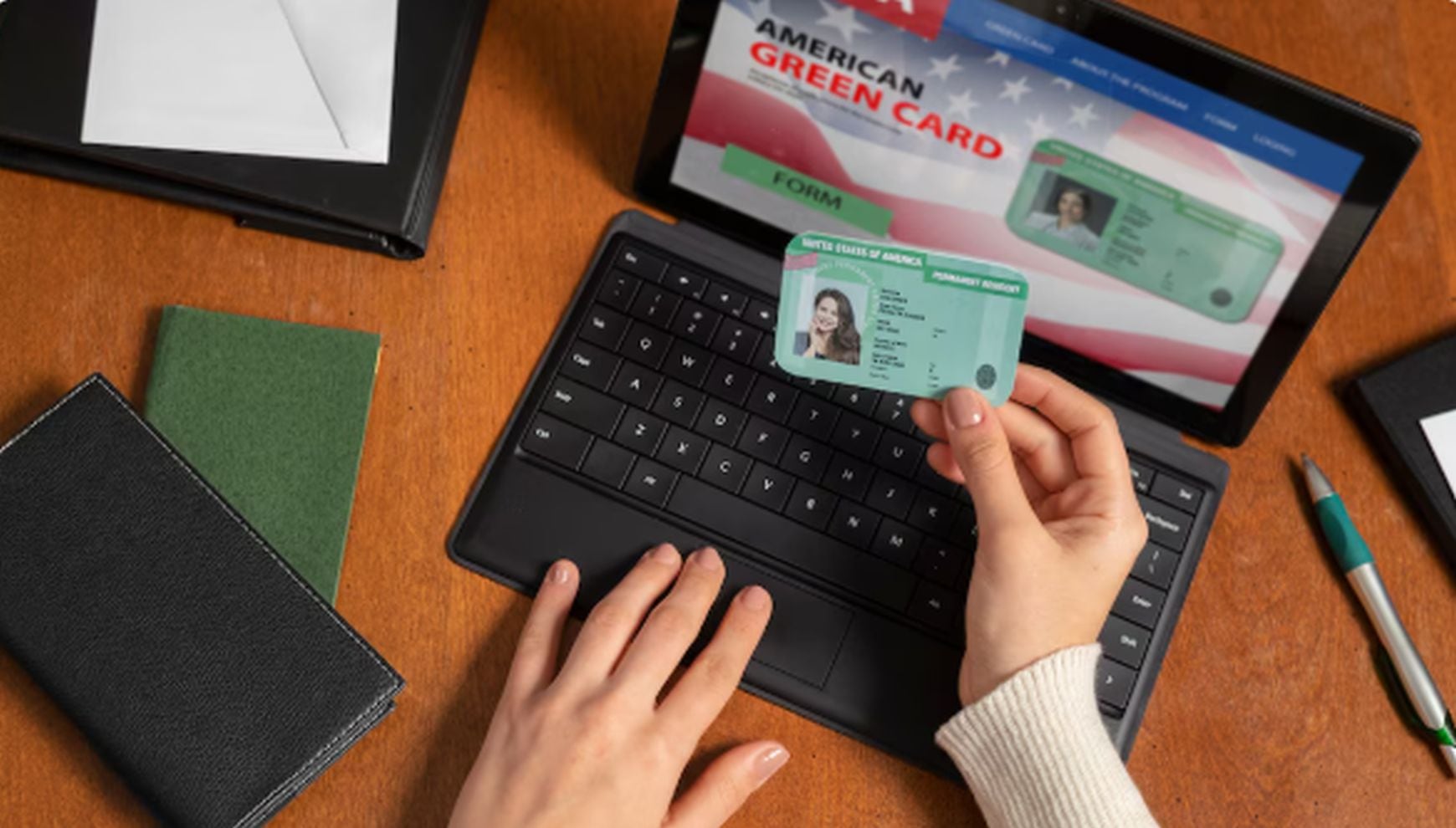 El director de USCIS confirmó que la administración Trump ordenó revisar miles de residencias permanentes y otros beneficios concedidos en la era Biden, con especial foco en detectar fraude o información oculta en los expedientes (Foto: Freepik)