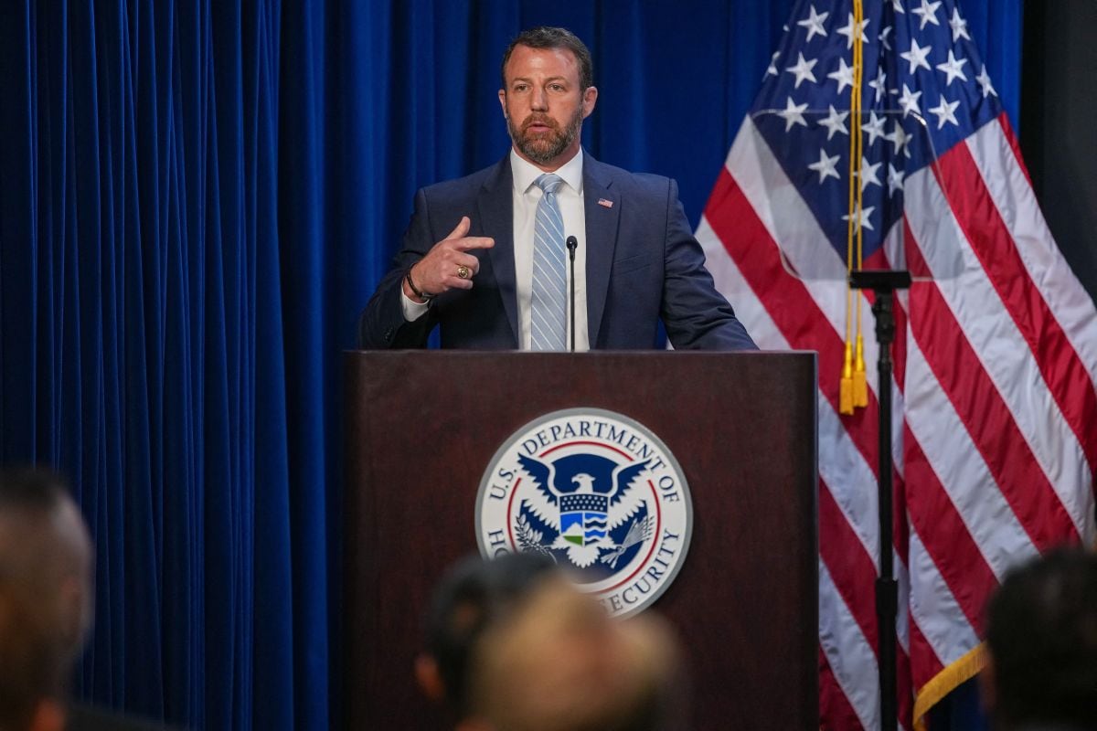 El nuevo secretario del DHS propuso reducir el personal de CBP y limitar controles en aeropuertos de estados con políticas de “santuario”. En la imagen, Mullin pronuncia un discurso durante un evento con motivo de la Semana Nacional de la Policía en la sede del ICE, el 13 de mayo de 2026 en Washington, DC. (Foto: Andrew Harnik/Getty Images/AFP)