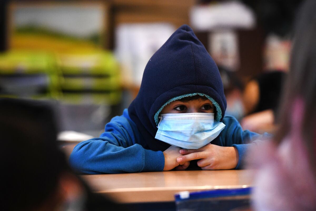 Los padres de niños pequeños se encuentran en una situación particularmente difícil. (Foto: Ina Fassbender / AFP)