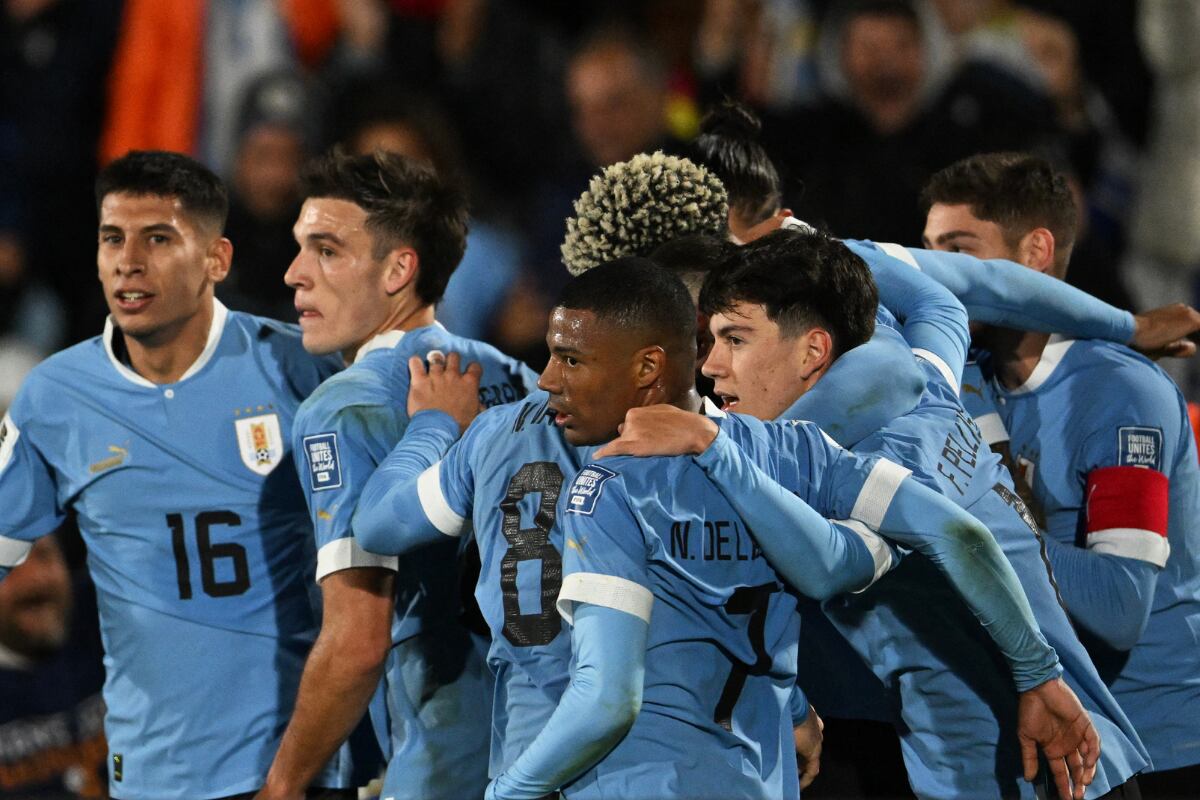 Jugadores uruguayos celebran un gol marcado por el delantero Darwin Núñez durante el partido de fútbol de clasificación sudamericana para la Copa Mundial de la FIFA 2026 entre Uruguay y Brasil en el Estadio Centenario de Montevideo el 17 de octubre de 2023. | Crédito: Eitan Abramovich / AFP