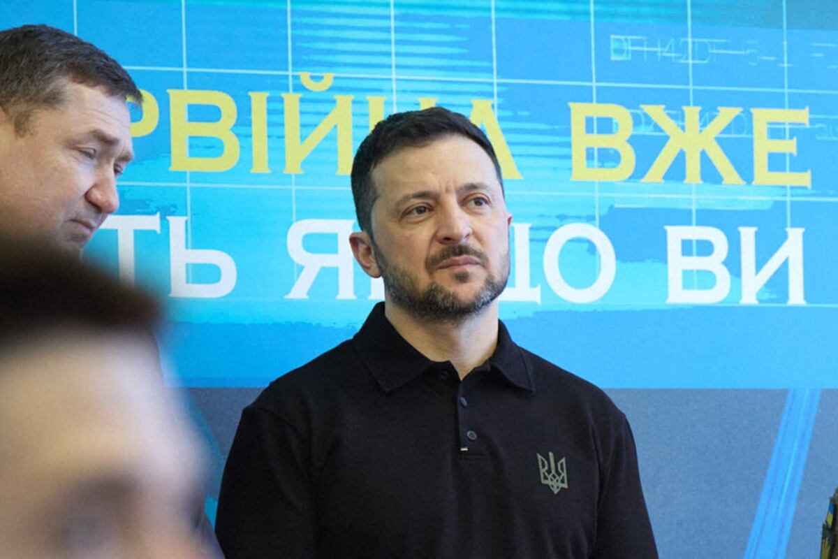 El presidente ucraniano, Volodymyr Zelensky, visita el Liceo Kruty Heroes de Lviv para entrenamiento militar y físico avanzado en Lviv, el 18 de marzo de 2025. (Foto de Handout / SERVICIO DE PRENSA PRESIDENCIAL DE UCRANIA / AFP)
