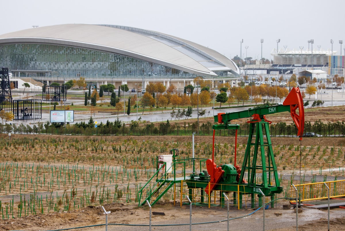 Una bomba de petróleo y plataformas de perforación en Bakú, Azerbaiyán. Fotógrafo: Andrey Rudakov/Bloomberg