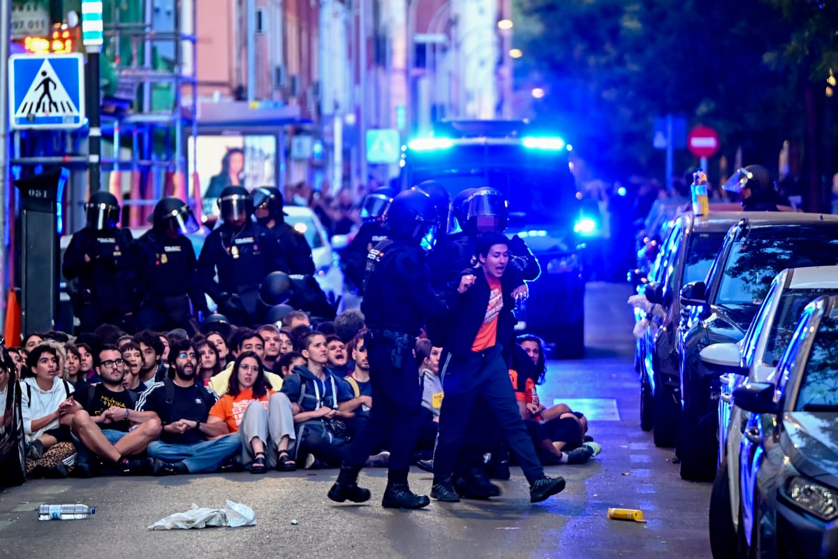 Miembros del Sindicato de Inquilinas hacen una barrera humana para tratar de detener el desahucio de un anciana de 87 años en el distrito de Retiro en Madrid, el 23 de septiembre de 2026. (Fernando Villar / EFE