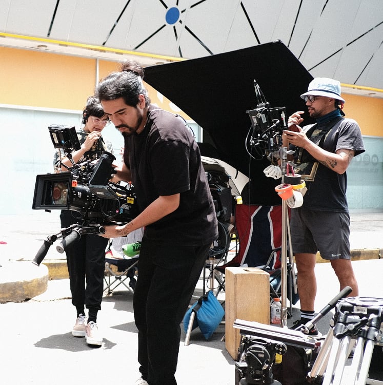 Santiago Chávez, director audiovisual y socio de Fértil, en labores de filmación. (Foto: Fértil)