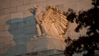 Menor inflación de EE.UU. reduce expectativas de alzas de tasas de la Fed