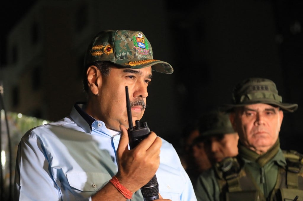 Esta fotografía, difundida por la oficina de prensa de la Presidencia venezolana, muestra al expresidente Nicolás Maduro (izquierda) hablando junto al exministro de Defensa, Vladimir Padrino (derecha), durante un despliegue militar en la localidad de Caribia, en las afueras de Caracas, el 11 de septiembre de 2025. (Foto de Marcelo García / Presidencia de Venezuela / AFP)
