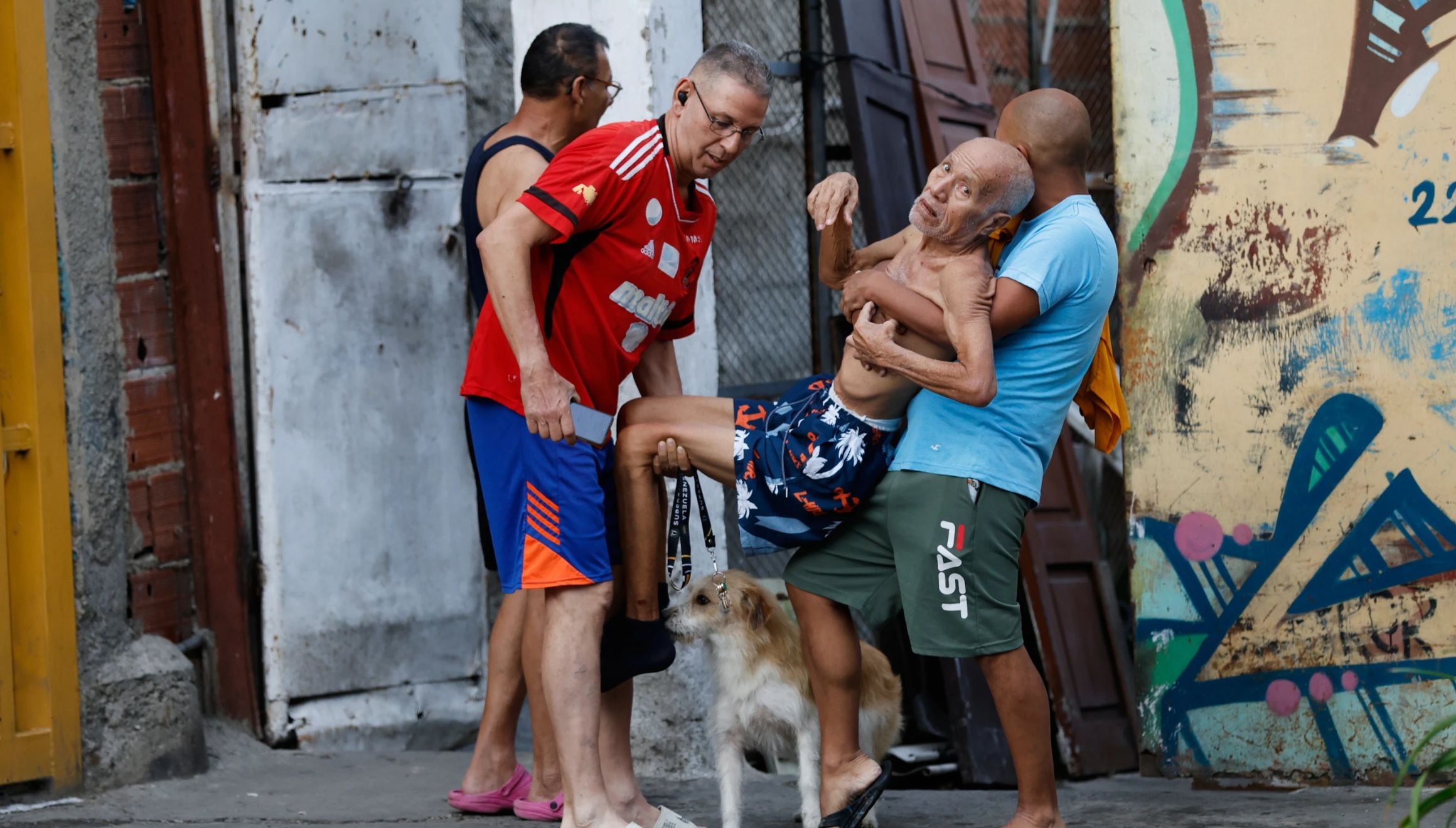Vecinos ayudan a un hombre a evacuar su casa dañada tras un terremoto en Caracas, Venezuela, el miércoles 24 de junio de 2026. (Foto AP/Pedro Mattey)