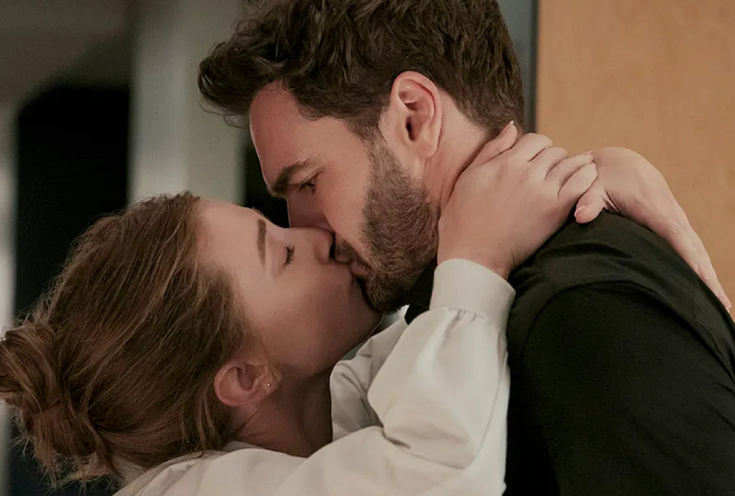 Lili Reinhart interpreta a Olive Smith y Tom Bateman interpreta al Dr. Adam Carlsen en la comedia romántica "The Love Hypothesis" (Foto: Amazon Prime Video)